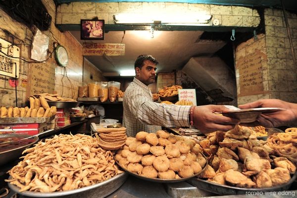 Thức ăn đường phố ở Old Delhi, Ấn Độ. Ảnh: Romeo Wee Edong.